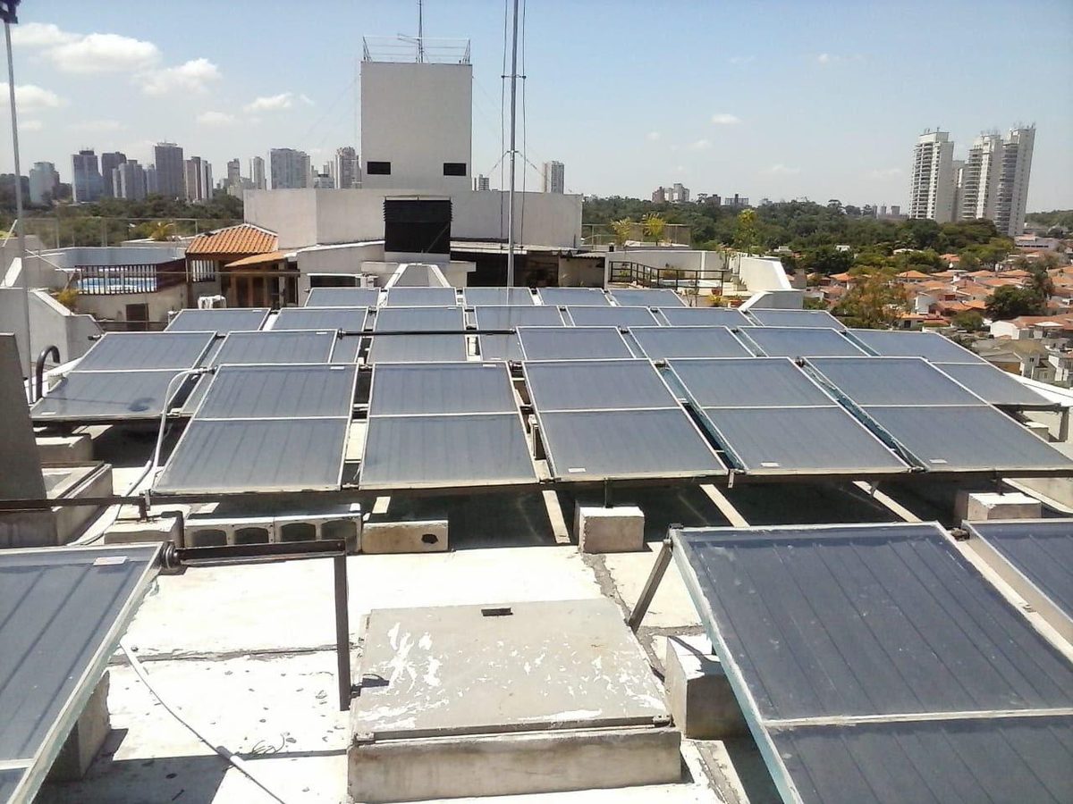 Sistema de aquecimento solar Astrosol com coletores instalados no telhado de um edifício